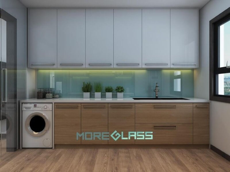 Mẫu thiết kế nội thất bếp đơn giản cho chung cư theo gam màu nhẹ nhàng với kính ốp bếp màu xanh lơ MG-019 thanh mát. Thiết kế phòng bếp chung cư